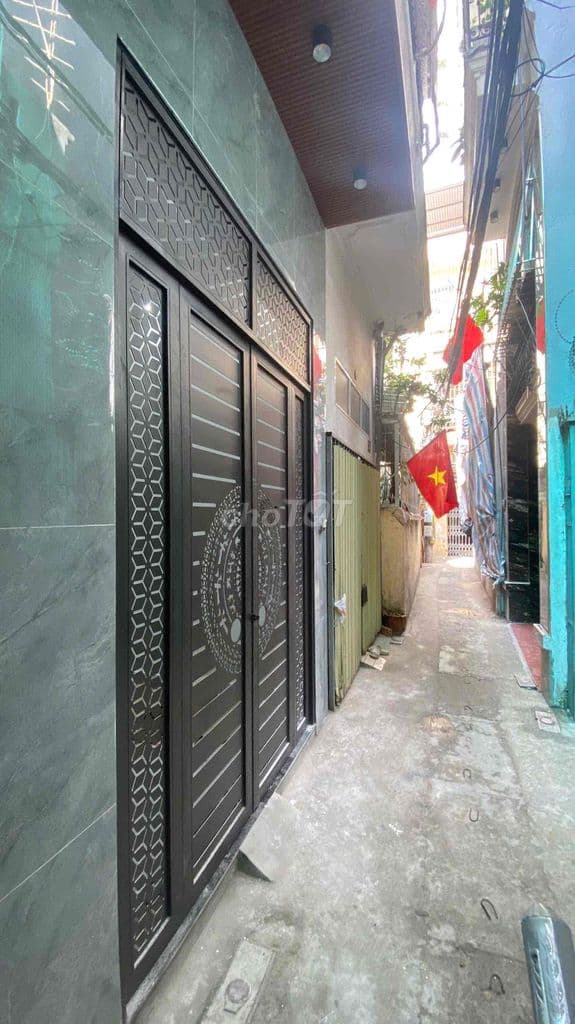 6,28 TỶ NHÀ NGÃ TƯ SỞ - VÀI BƯỚC RA Ô TÔ - ROYAL CITY BÊN CẠNH