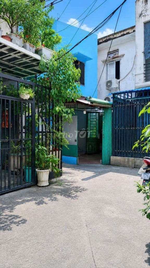 NGAY SIÊU THỊ EMART PHAN VĂN TRỊ, Ô TÔ ĐẬU CÁCH 1 CĂN, TRƯỚC NHÀ 5M