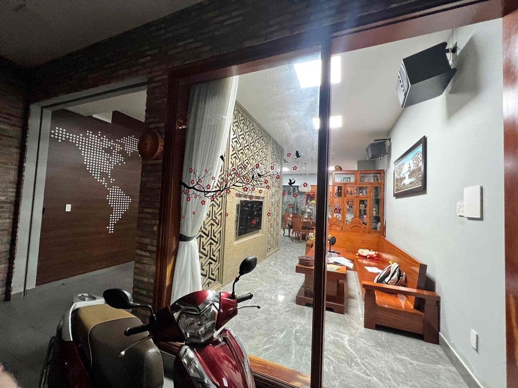 NHÀ PHỐ NỘI THẤT GỖ GÕ ĐỎ ĐƯỜNG 8M KDC ĐỒNG BỘ DÂN TRÍ ĐÀO TÔNG NGUYÊN - Ảnh 3