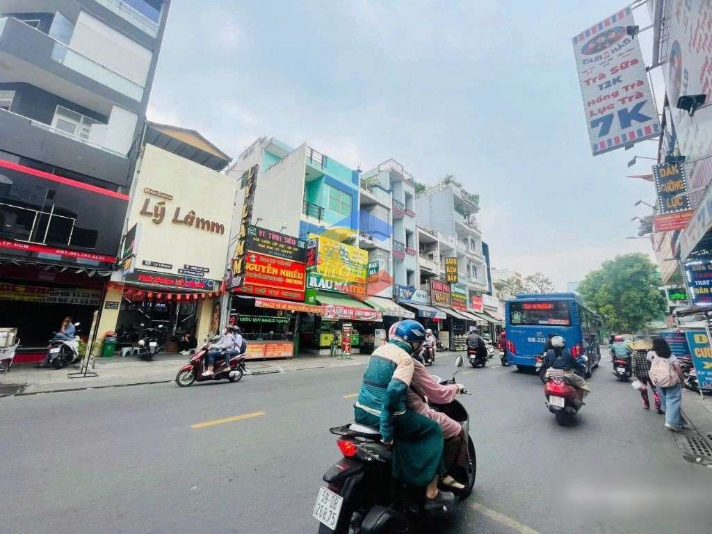 Mặt tiền DT: 4x25, cách chợ Tân Hương vài bước chân, giá 10 tỷ 2