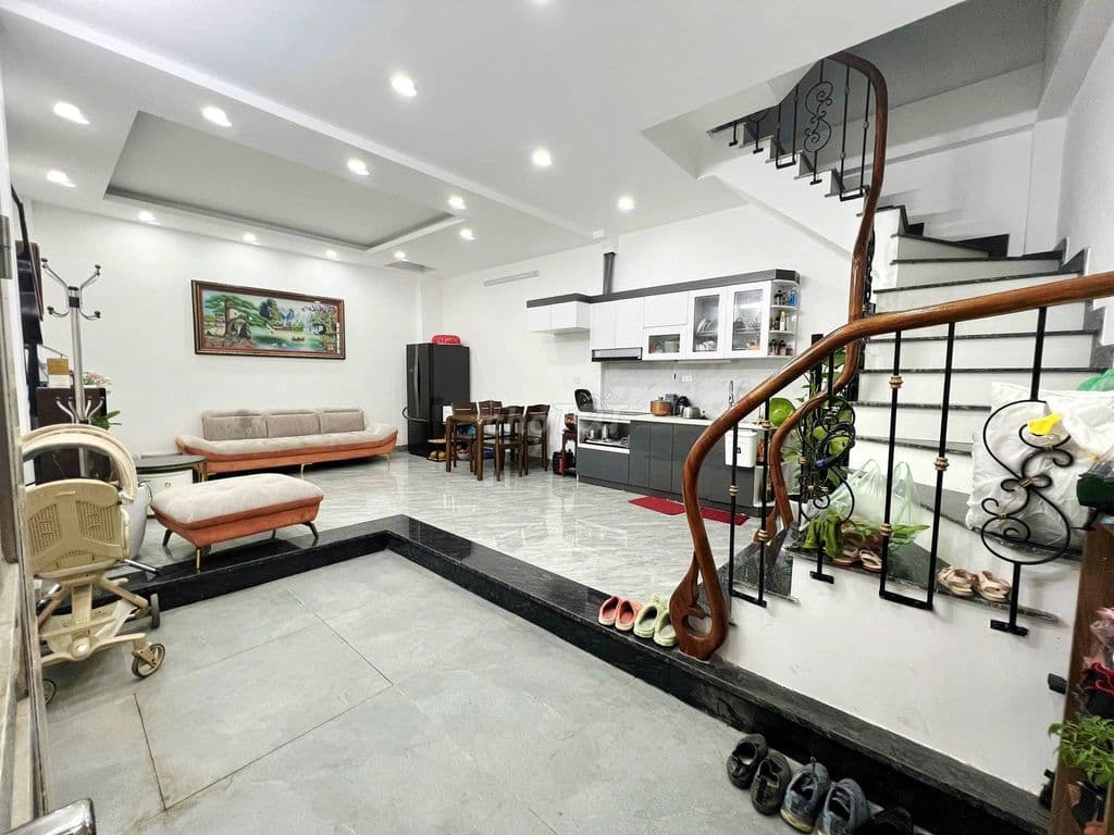 BÁN GẤP NHÀ PHỐ HOÀNG NGÂN - THANH XUÂN 40M2 x5T NGÕ Ô TÔ GIÁ 7.5 TỶ