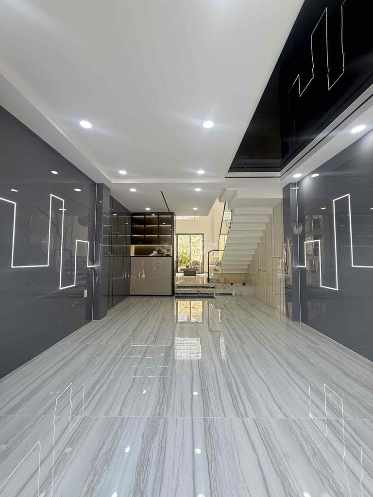 BÁN NHÀ 4 LẦU CÁCH PVĐ 100M, TẶNG NỘI THẤT CAO CẤP, SÁT TÔ NGỌC VÂN - Ảnh 3