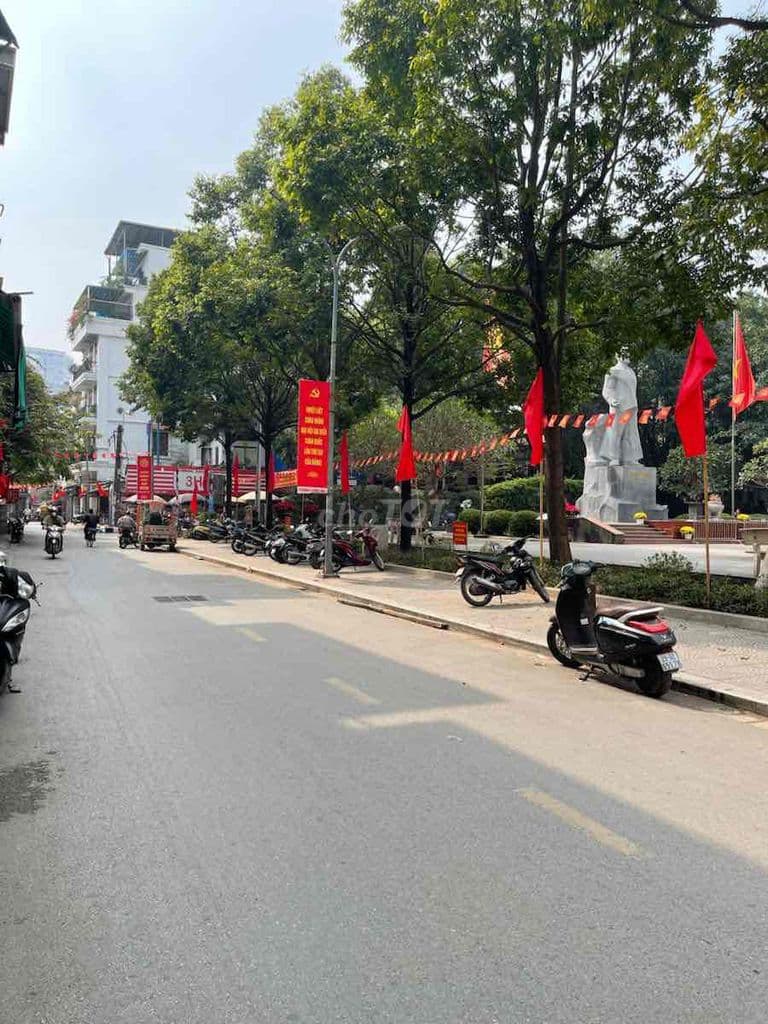 PHÂN LÔ ÔTÔ VÀO NHÀ KINH DOANH BUÔN BÁN ĐỈNH PHỐ TRƯƠNG ĐỊNH Ở NGAY.