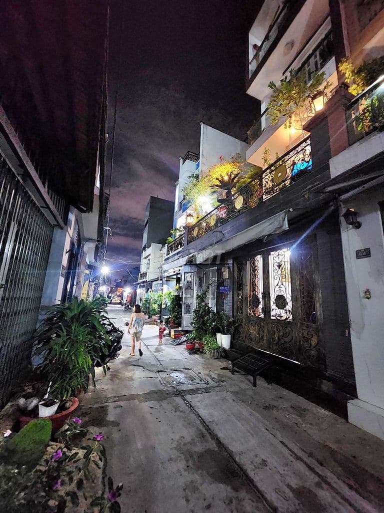 NHÀ MỚI 3 PHÒNG NGỦ, DTSD 180M2, 3 TẦNG KIÊN CỐ