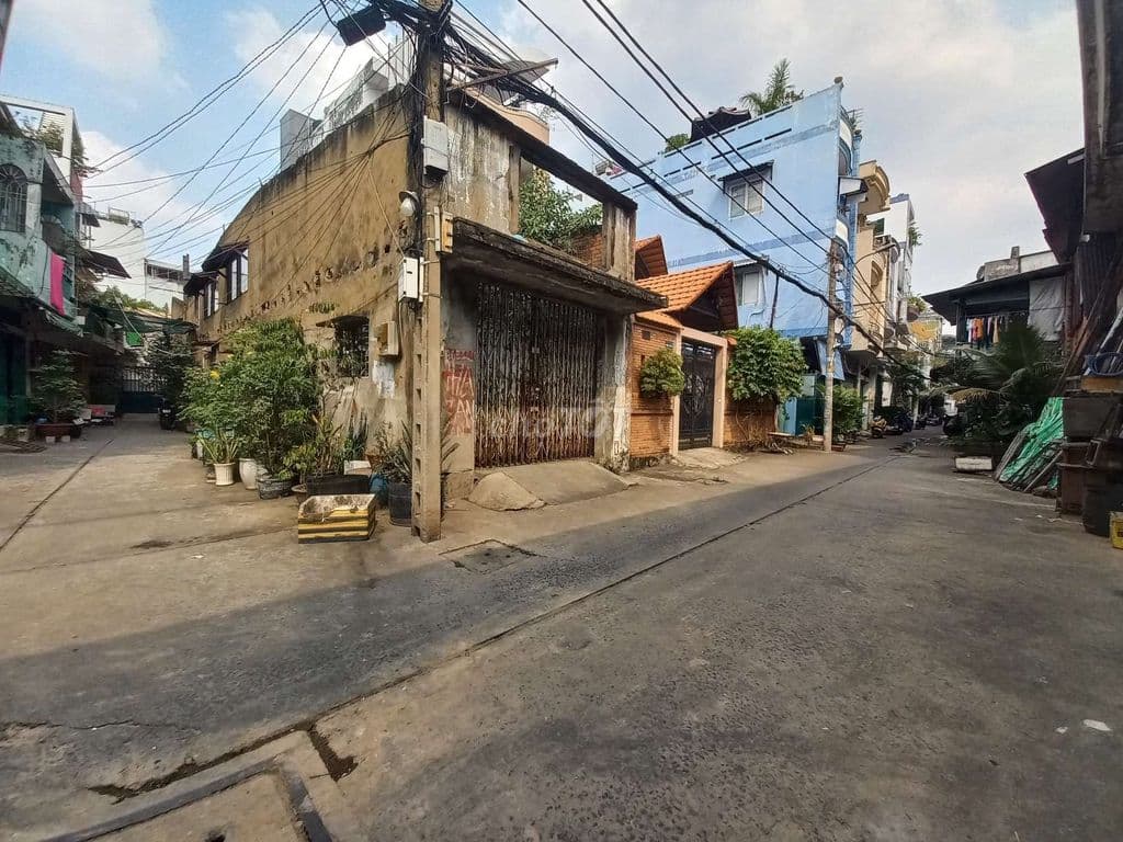 NHÀ NÁT GÓC 2 MT HẺM THÔNG 6M XE HƠI LẠC LONG QUÂN