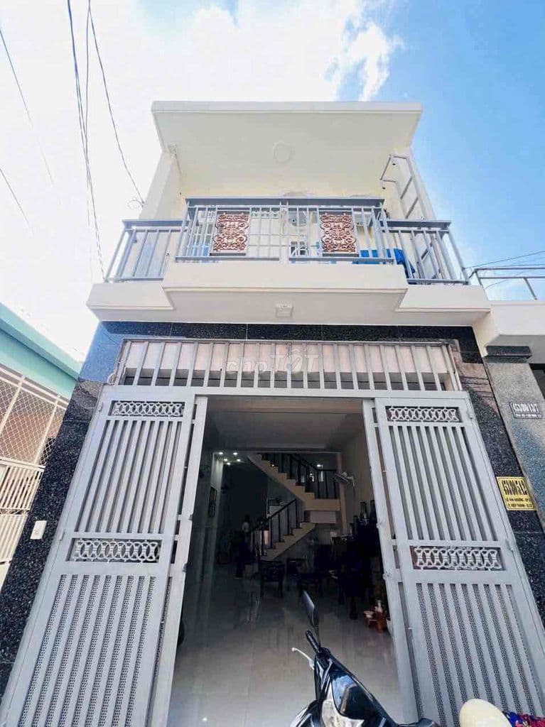 NHÀ PHỐ ĐÚC 1 LẦU 3 PHÒNG NGỦ HẺM 3.5M NGAY LÊ VĂN KHƯƠNG . QUẬN 12