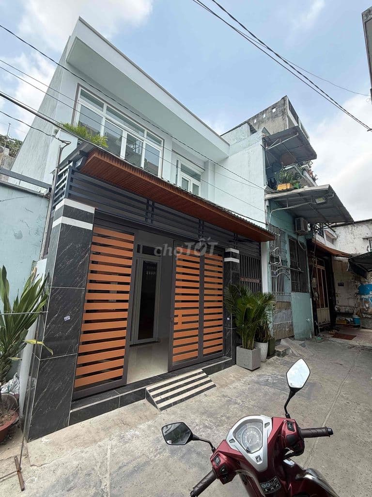 Dt: 5,6x12, nhà có 1 lầu mới, hẻm xe hơi đường Lê Văn Quới