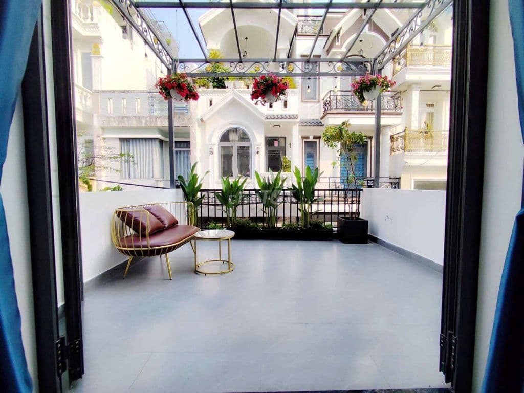 Nhà có sân vườn + PN trệt HXH thông 688 Hương Lộ 2, 4x19.8m 3 tầng ST
