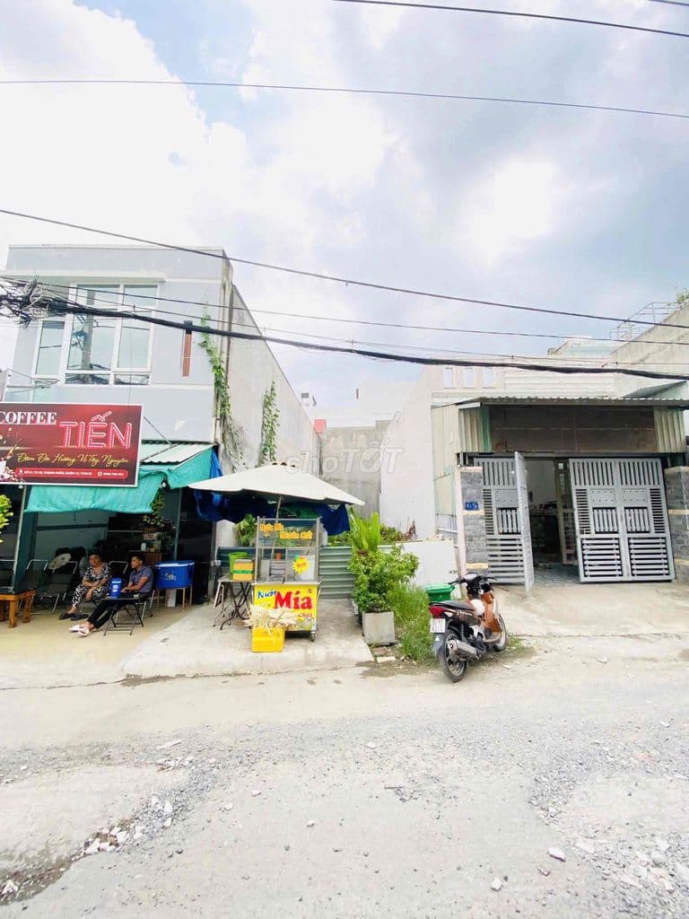 ĐẤT MT TX38 ngay ngã tư , trước mặt là bãi sạc VIN, kinh doanh cafe ok - Ảnh 2