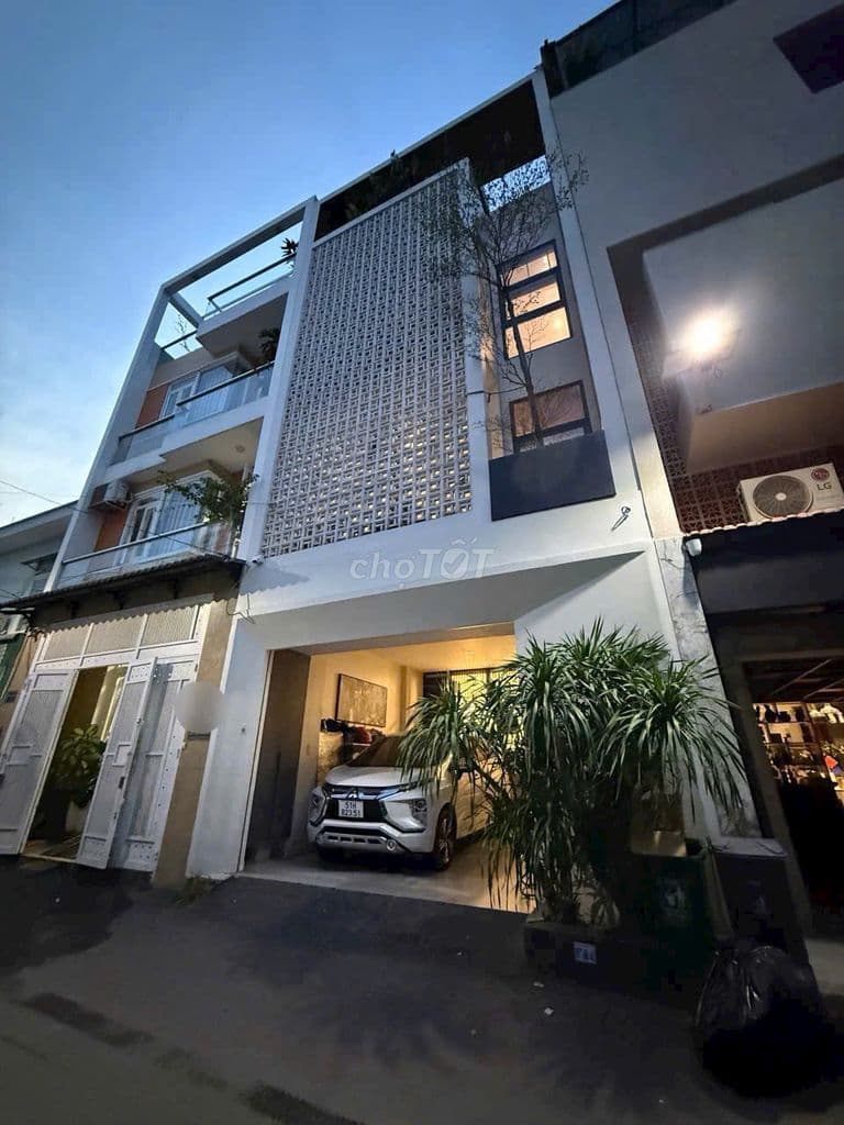 NHÀ ĐẸP 3 TẦNG HẺM XE TẢI THÔNG SÁT PHẠM VĂN ĐỒNG CÓ GARA OTO
