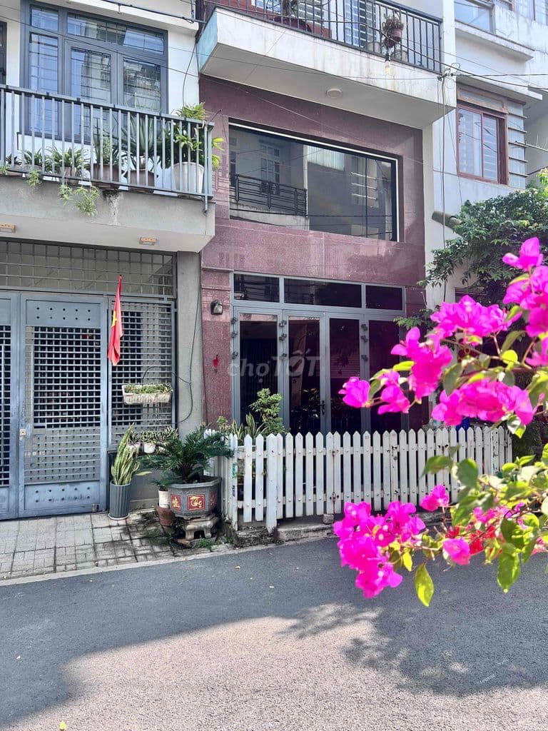 NHÀ GIÁP GÒ VẤP. 4 Lầu. Giá : 6.4 Tỷ