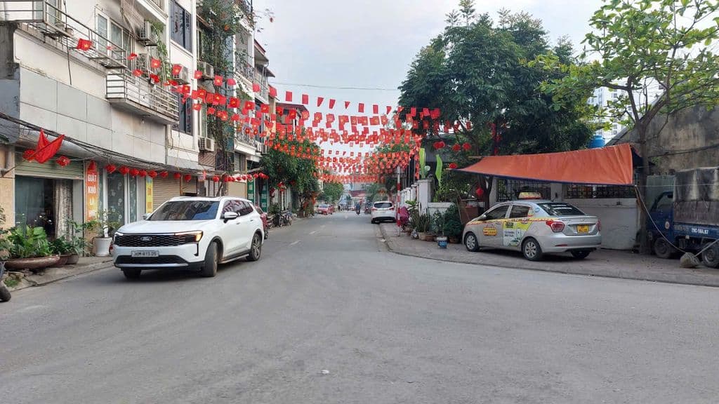 Nhà phố Gia Quất hơn 40m2- 5T- 9 tỷ nhỉnh, ô tô, gần bigc Long Biên - Ảnh 2