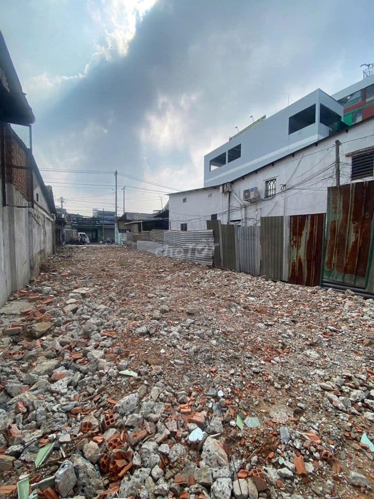 Cần bán nhanh lô đất MT đường Phan Văn Đối, SHR, 300m2, giá 15,2 tỷ.