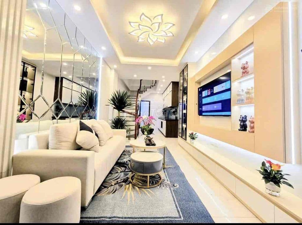 Hơn 7 tỷ, Võ Chí Công- Hoàng Quốc Việt, cách ô tô 20m,lô góc,39m2*5T