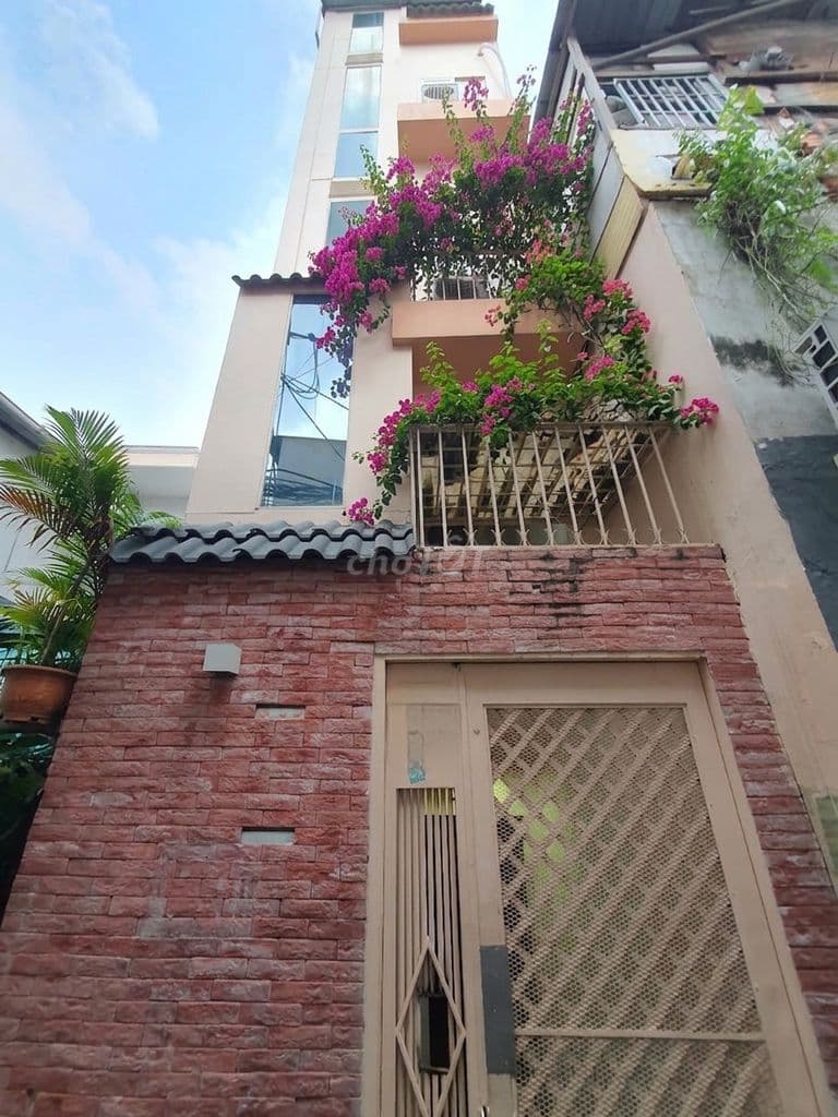 Mua bán nhà quận 4, 5 tầng có hầm để xe rộng 40m, hẻm thông thoáng !