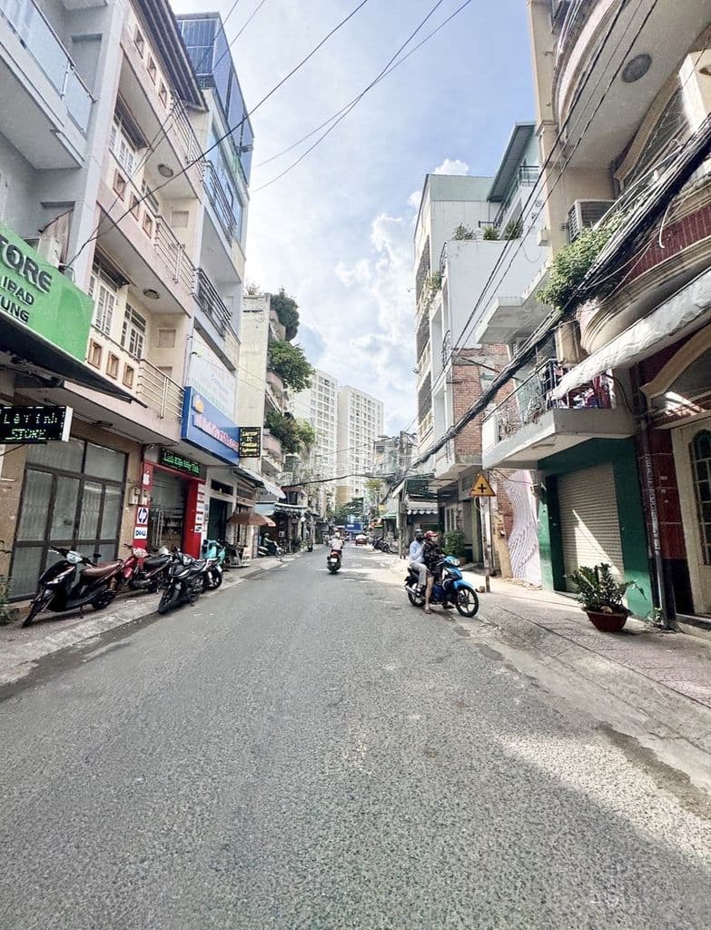 Q11 Lạc Long Quân - Hẻm như mặt tiền KD - Nhà đẹp ở ngay - Nhỉnh 7 tỷ