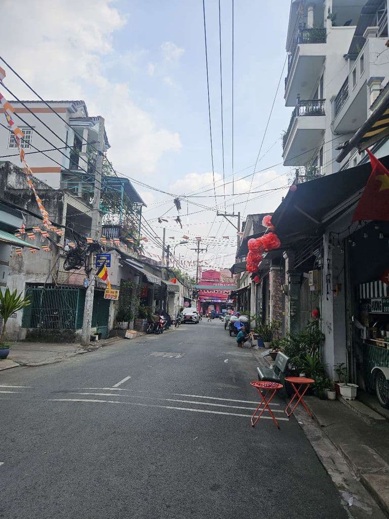 Hiếm ! Giá 4,8 tỷ, DT 65m2, 5x13m, 3PN, sổ A4, hẻm 5m Lê Văn Quới