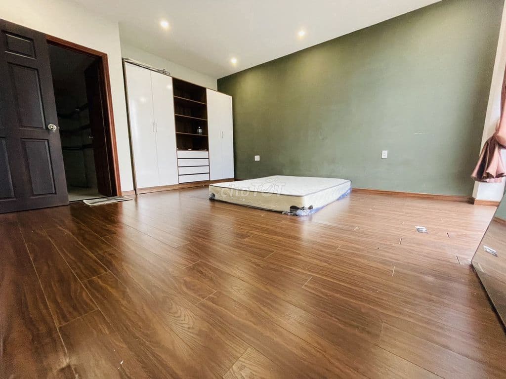 Nhà Mặt Tiền trong khu compound villa Ventura phừơng Cát Lái Q2.