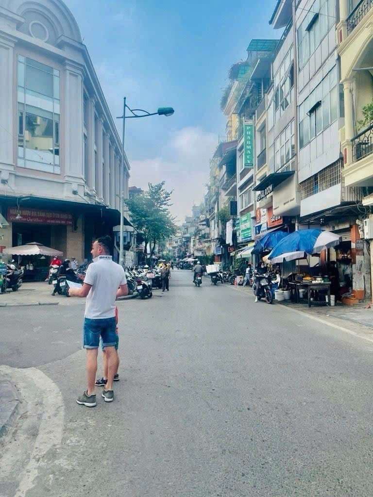 5,9 tỷ, sát chợ Hàng Da, vài bước ra Hồ Gươm, dòng tiền Homestay - Ảnh 2
