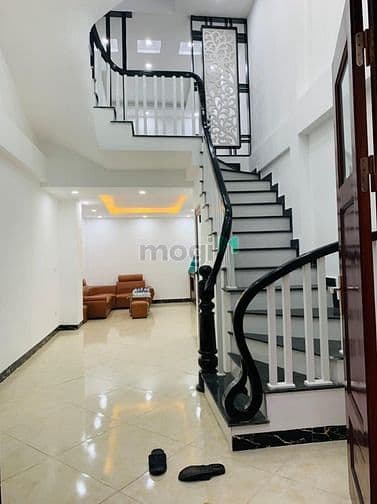 Nhà Mới 35m2 x 5 Tầng, 4 P Ngủ, Ô tô Đỗ Cửa, Gần Hồ - 3.3 Tỷ