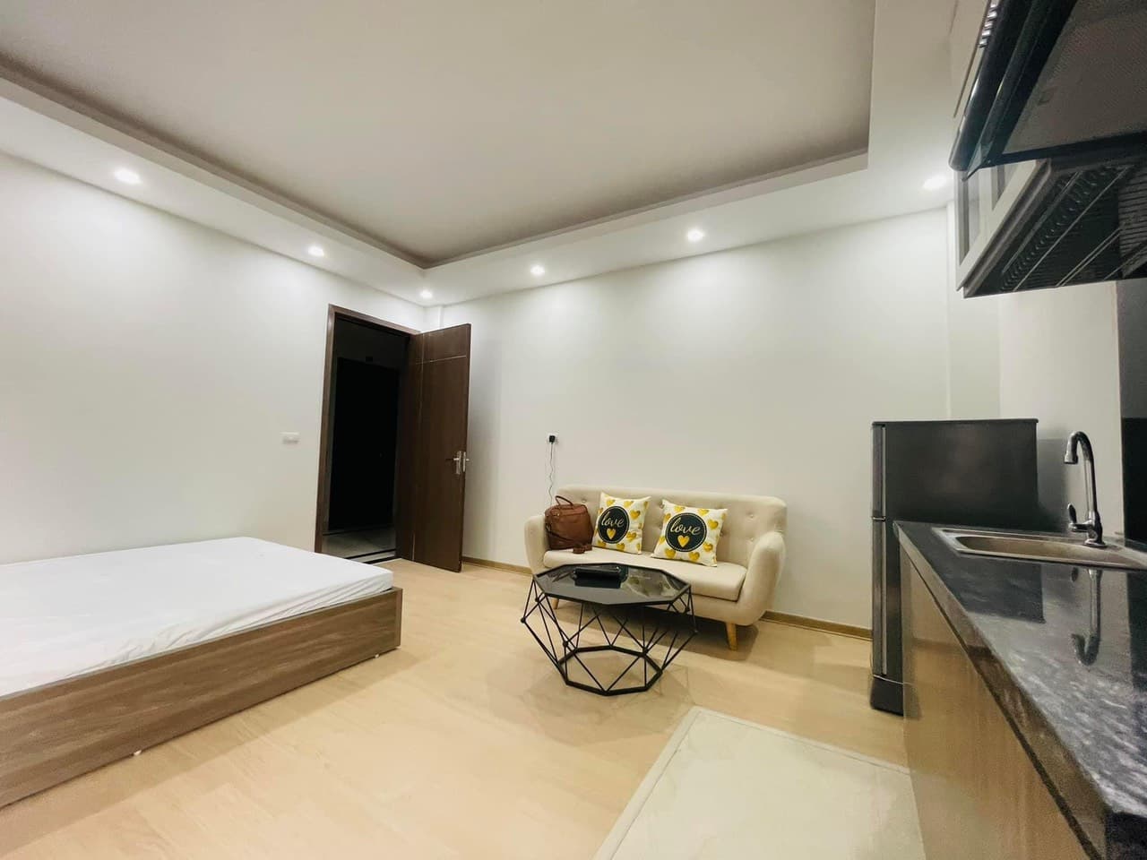 Cho thuê CHO THUÊ PHÒNG TRỌ MỚI ĐẸP NGÃ 3 BA LA THANG MÁY FULL NỘI THẤT CHỈ 3-4 TRIỆU